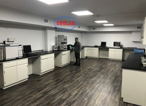 Neueste Unternehmensnachrichten über Spezielle weiße Labormöbel aus Stahl mit Reagenzregallösungen für ausländische Märkte